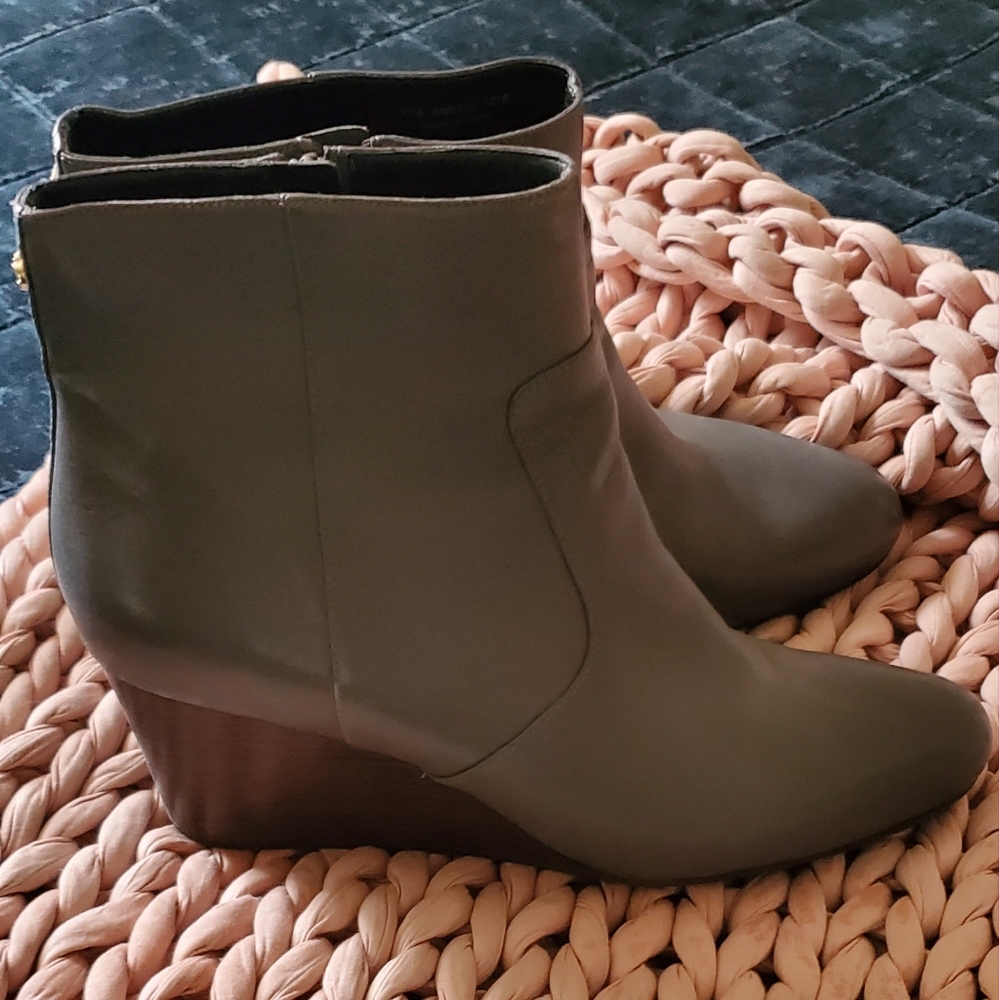 COLE HAAN WOMEN'S GREY LEATHER WEDGE BOOTIES SIZE 10.5B
